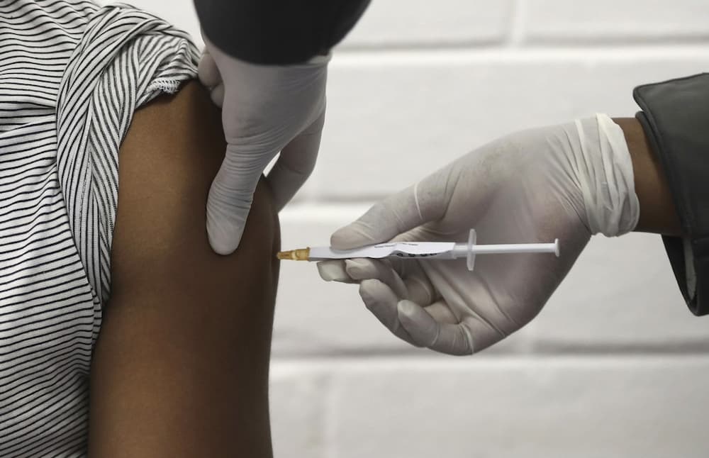  Índia libera exportação da vacina de Oxford ao Brasil; imunizante chega nesta sexta