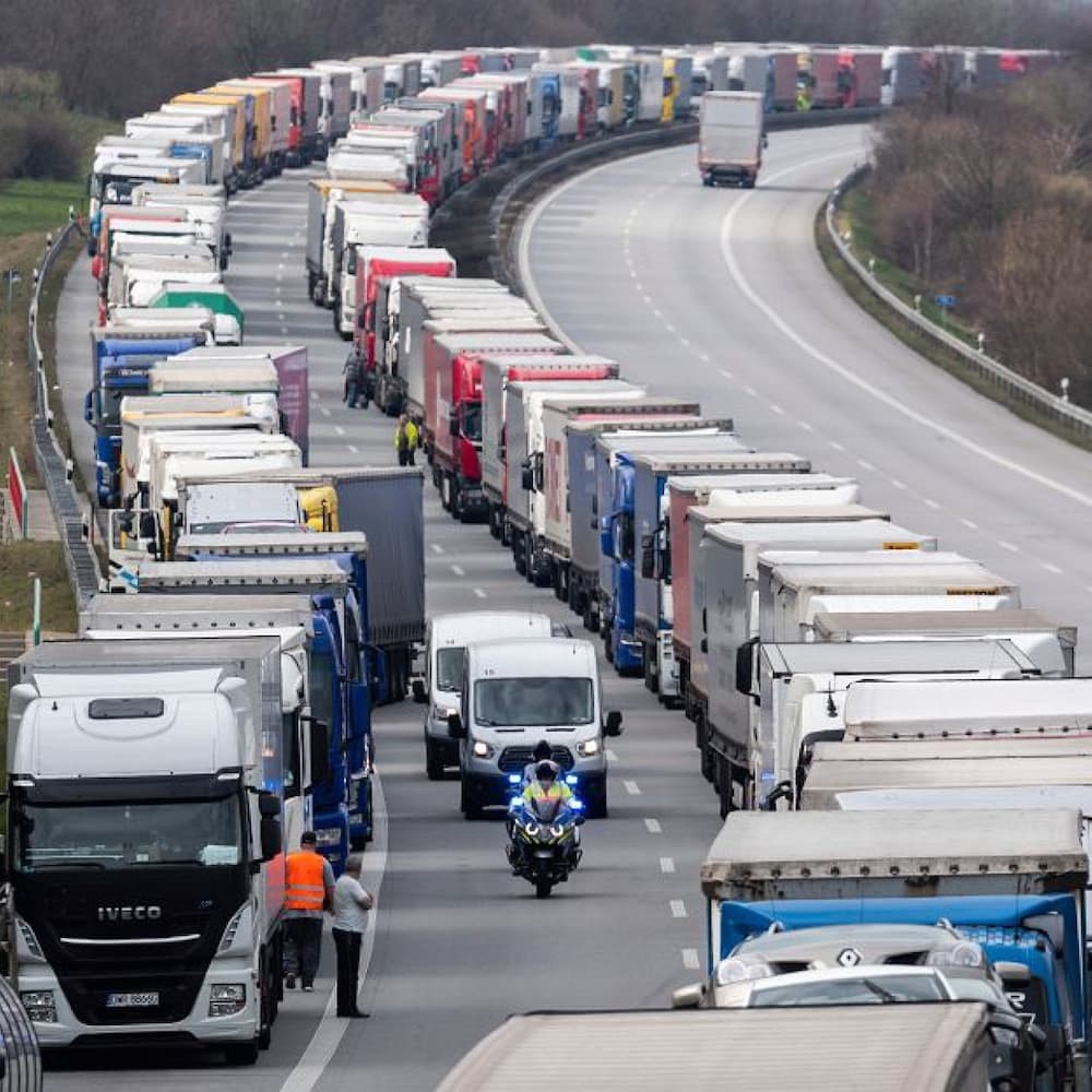  Governo lança programa para caminhoneiros para conter ameaças de greve, Governo lança programa para caminhoneiros para conter ameaças de greve,