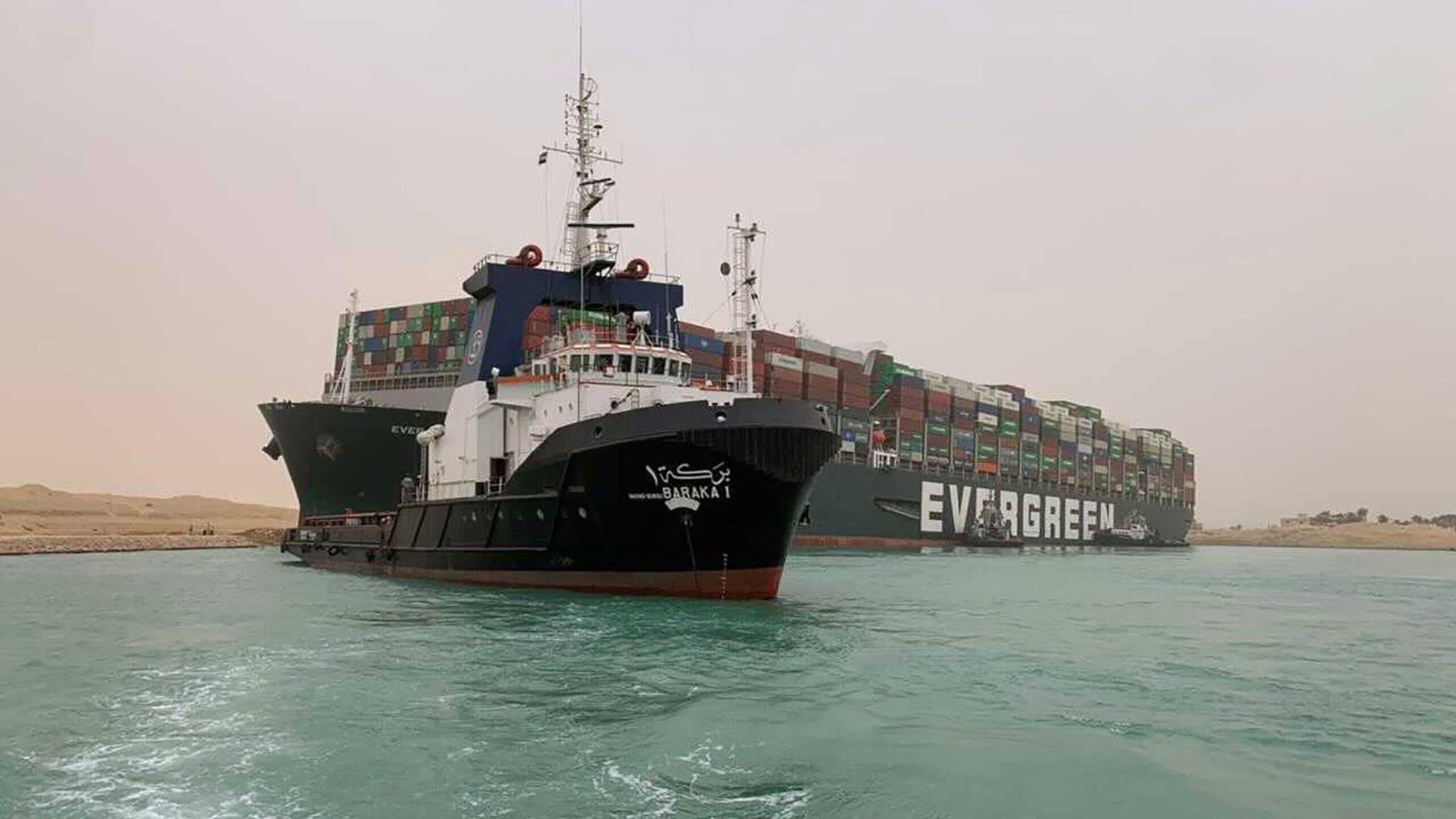  Após navio se mover, Egito aposta em lua cheia e maré alta para liberar Suez