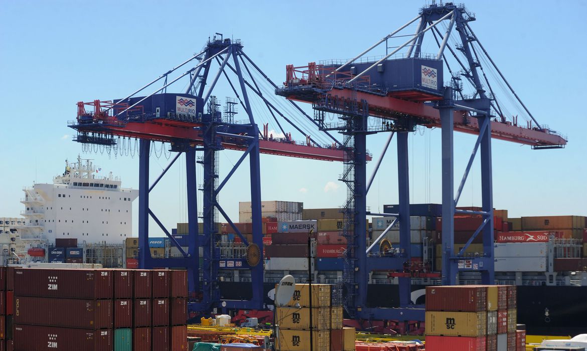  Balança comercial brasileira tem superávit de US$ 6,6 bilhões em agosto