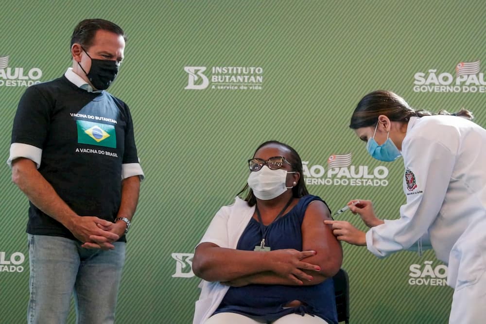  Enfermeira negra é a primeira a receber vacina contra covid-19 em SP