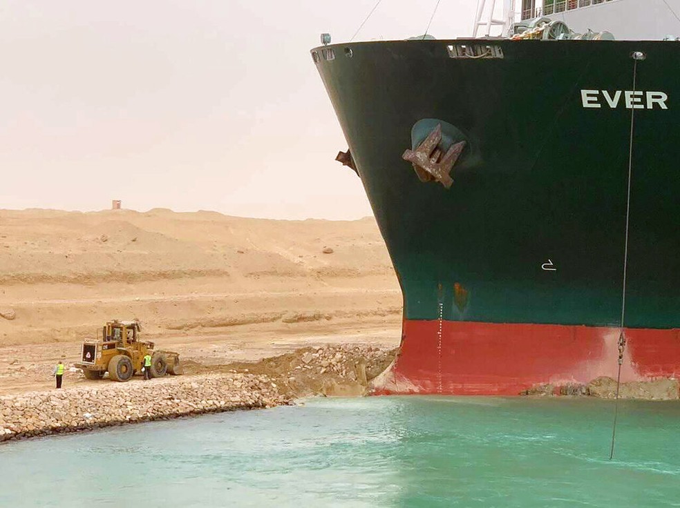  Liberação do Canal de Suez pode demorar semanas após navio encalhar