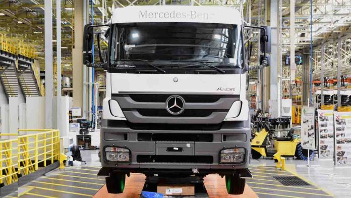  Mercedes-Benz fecha venda de 61 caminhões, em movimento que marca retomada