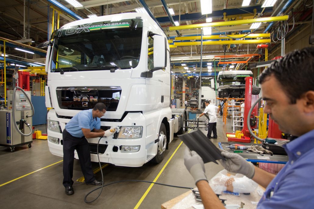  Venda de caminhões cai 8% em setembro por falta de componentes para produção