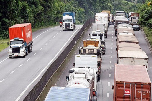  Estudo inédito da Fundação Dom Cabral aponta sobrecarga no transporte rodoviário de cargas no Brasil