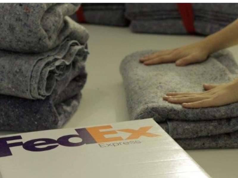  FedEx realiza sua 10 ª edição do Programa de Reciclagem de Uniformes com a produção de mais de 5 mil cobertores para doação