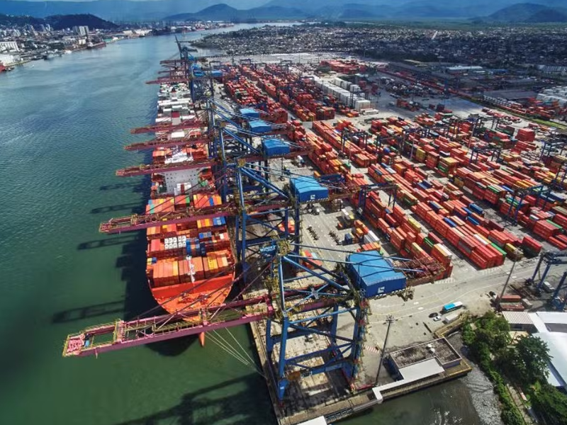  Santos Brasil movimenta 140,8 mil contêineres em agosto, alta de 3,5% na comparação anual