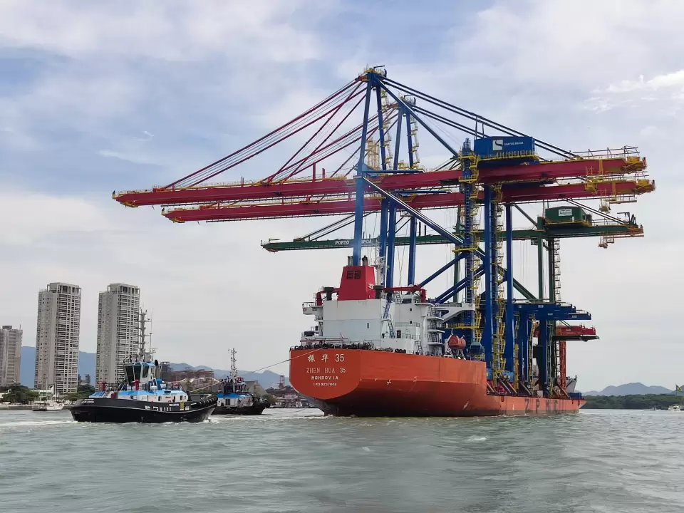  Santos Brasil adquire guindastes elétricos de pátio e cais