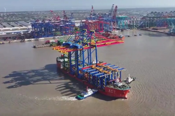  Navio com guindastes elétricos deixa a China rumo ao Tecon Santos