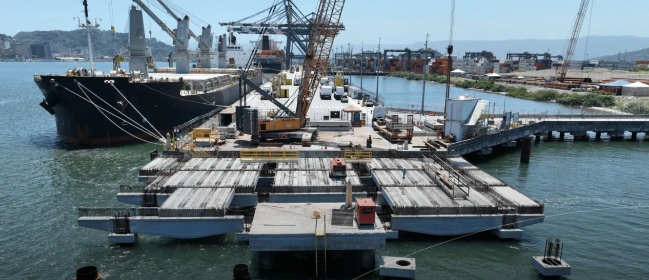  DP World acelera fase de estaqueamento em obras de expansão de terminal