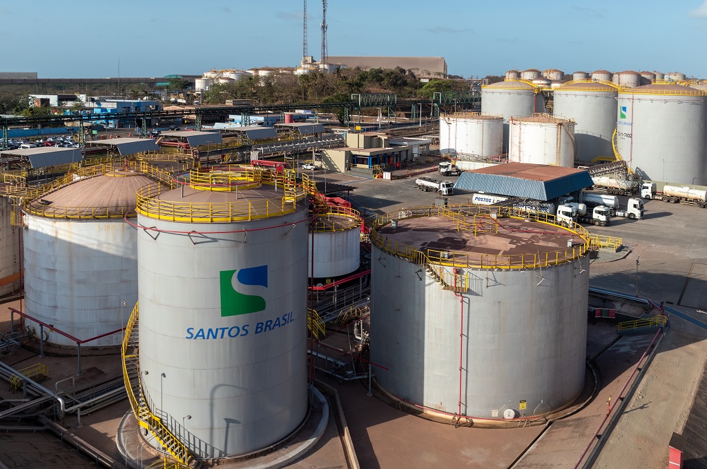 Santos Brasil inicia operação com as novas linhas de píer para granéis líquidos no Porto do Itaqui (MA)